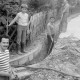 ARH Slg. Weber 02-133/0008, Arbeiter verlegen ein Kabel in einem Loch neben einer Straße