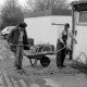 ARH Slg. Weber 02-133/0012, Zwei Männer verteilen Beton vor einem Fahrradständer am Freibad am Bröhnweg, Wennigsen