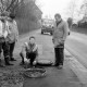 ARH Slg. Weber 02-135/0020, Bernd Norra (rechts) und weitere Männer bei der Kontrolle eines Straßenablaufs in der Levester Straße, Gehrden