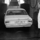 Archiv der Region Hannover, ARH Slg. Weber 02-136/0010, Zwei Männer vor einem Auto in einer Waschanlage