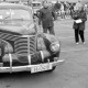 Archiv der Region Hannover, ARH Slg. Weber 02-137/0005, Personen neben einem Opel Kapitän `48 (Baujahre 1948 - 1950) auf einem Fest?