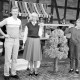 Archiv der Region Hannover, ARH Slg. Weber 02-137/0014, V.l. Otto Reverey, Karl-Heinz Wölbern und zwei Frauen mit einer Erntekrone auf einem Erntedankfest, Everloh