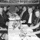 Archiv der Region Hannover, ARH Slg. Weber 02-138/0020, Mehrere Personen sitzen gemeinsam an langen Tischen bei einer Veranstaltung der Feuerwehr