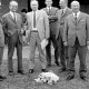 Archiv der Region Hannover, ARH Slg. Weber 02-139/0015, Eine Gruppe von Männern vor einem Gebäude