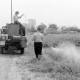 Archiv der Region Hannover, ARH Slg. Weber 02-139/0023, Zwei Männer beim Besprühen eines Feldes mit einem Wagen