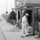 Archiv der Region Hannover, ARH Slg. Weber 02-141/0007, Bau einer Bushaltestelle an der Lange Feldstraße, im Hintergrund die Kreuzung mit der Schulstraße, Gehrden
