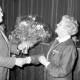 Archiv der Region Hannover, ARH Slg. Weber 02-142/0007, Bürgermeister Helmut Oberheide überreicht der ersten Vorsitzenden Irmgard Falke des DRK-Ortsvereins einen Blumenstrauß, Gehrden
