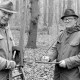 ARH Slg. Weber 02-142/0008, V.l. N.N. und Georg Wallus bei einer Nisthöhlenkontrolle vom Vogelschutz- und Vogelliebhaberverein Gehrden im Gehrdener Berg