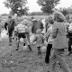 ARH Slg. Weber 02-143/0016, Kinder und Erwachsene beim Zertreten von Luftballons