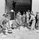 Archiv der Region Hannover, ARH Slg. Weber 02-146/0007, Mitglieder der Feuerwehr bei Bauarbeiten vor einem Feuerwehrhaus