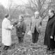 ARH Slg. Weber 02-146/0013, Gehrdens Bürgermeister Heinrich Berkefeld gratuliert einer Frau mit weiteren Männern auf einer Grünfläche