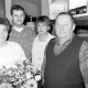 Archiv der Region Hannover, ARH Slg. Weber 02-147/0009, Vier Personen hinter einer Theke in einem Lokal